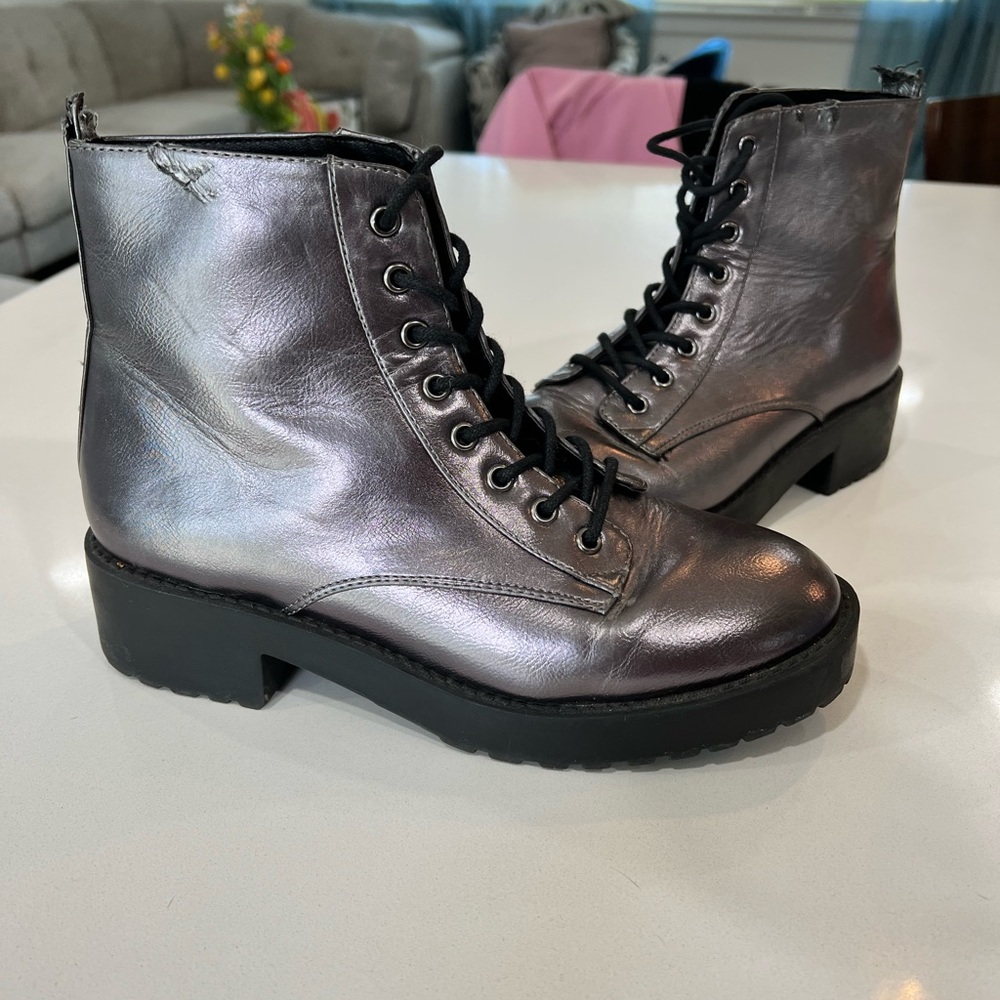 Metallic combat boots silver/lilac/oil spill color